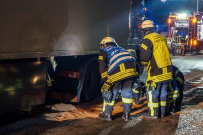 A81/Pleidelsheim: LKW reisst sich den Tank auf - Feuerwehr streut groessere Kraftstoffmenge ab